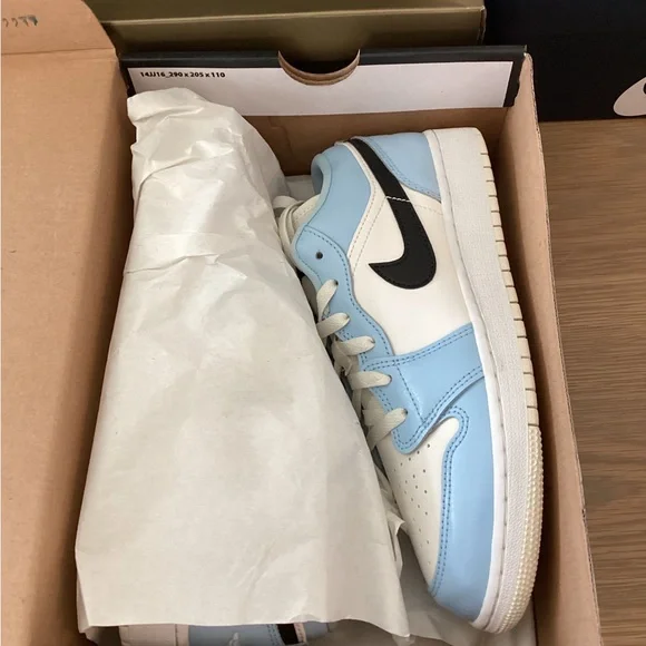 Air Jordan 1 Low UNC Blue White Black Size 8 women or 6.5 Youth New w/ Box - Picture 3 of 7